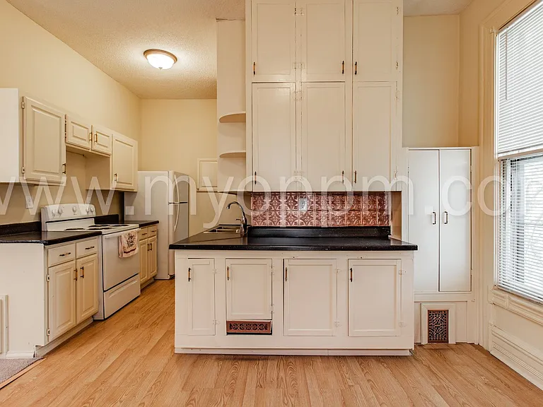 1146 S 32nd St — Photo 13
