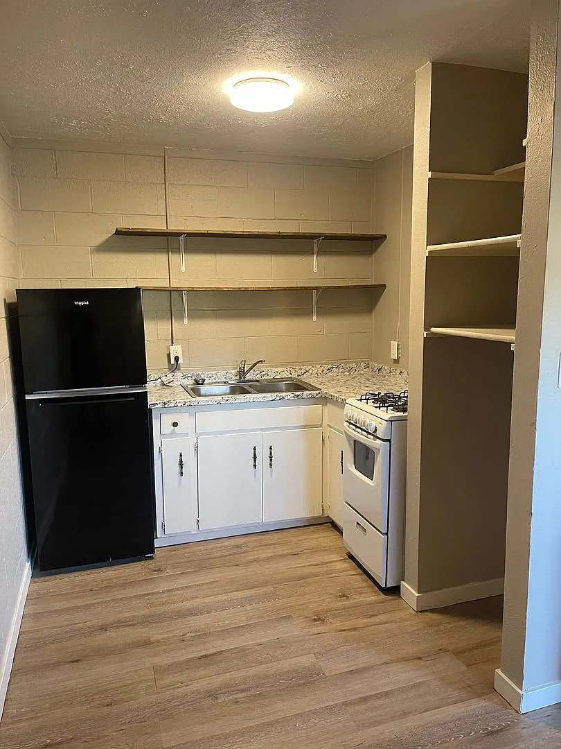 845 S Market Ave, Springfield MO — Photo 2