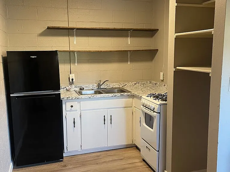 845 S Market Ave — Photo 2