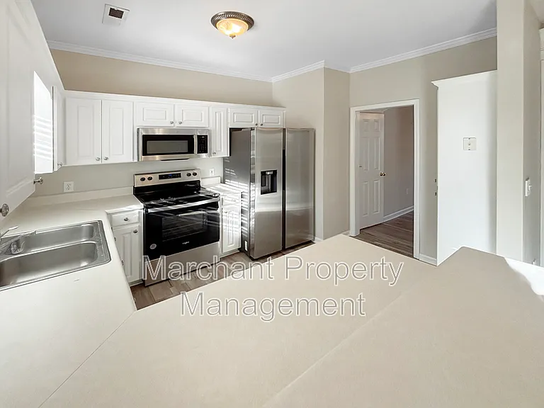 215 Rexford Dr — Photo 7