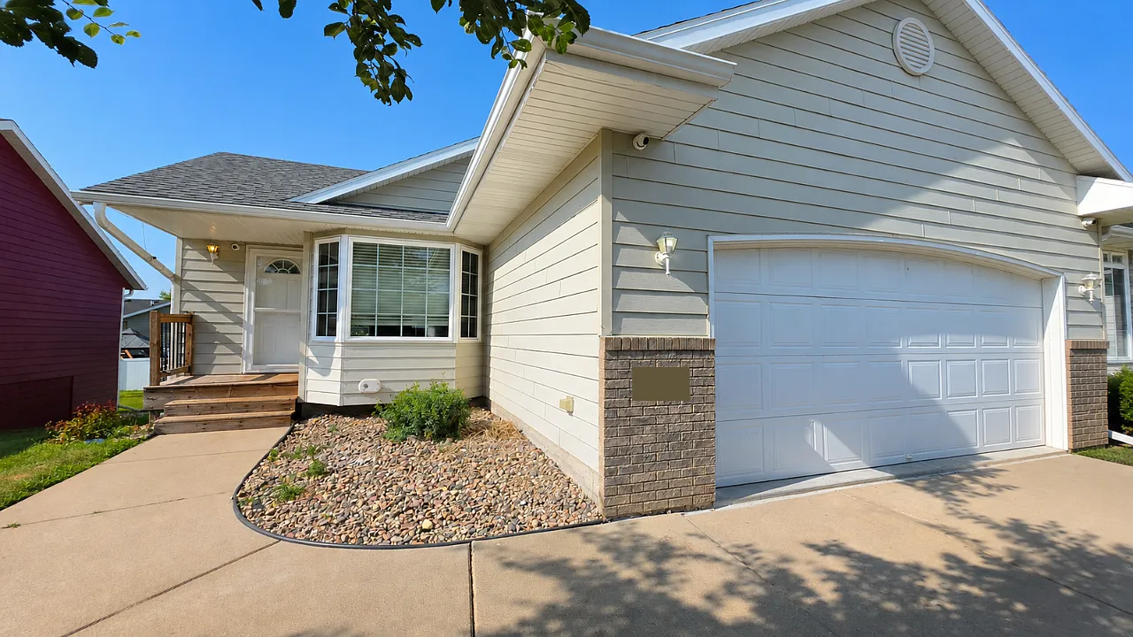 3 bed, 1599 sqft, $2,200 — Photo 1