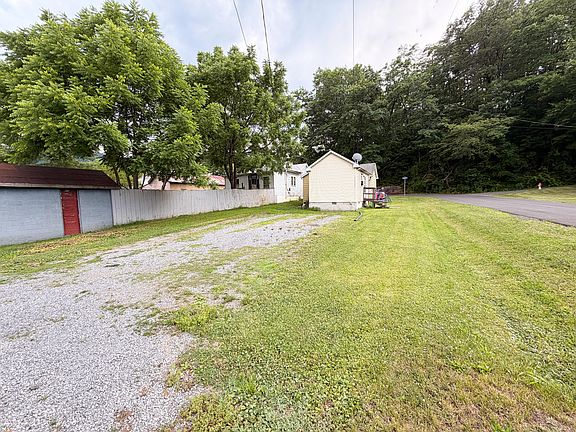 4th image of 836 Brussels Ave