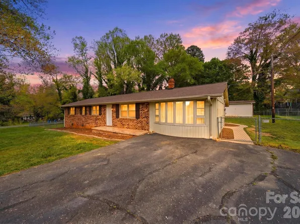 3244 25th Street Ct NE, Hickory, NC 28601