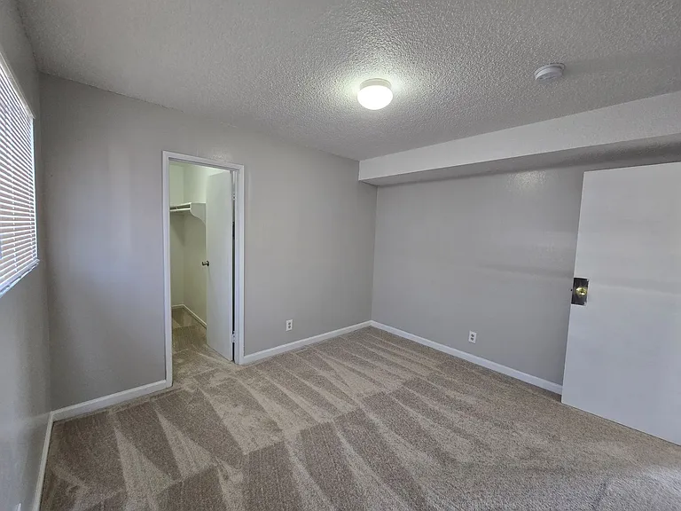 2100-2104 E Sunrise Ave — Photo 19