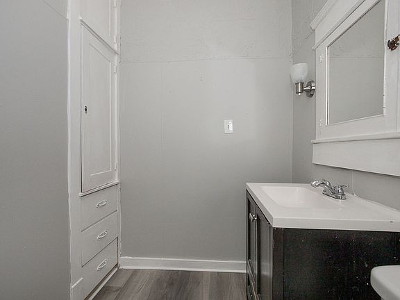 5th image of 3910 Carlyle Ave