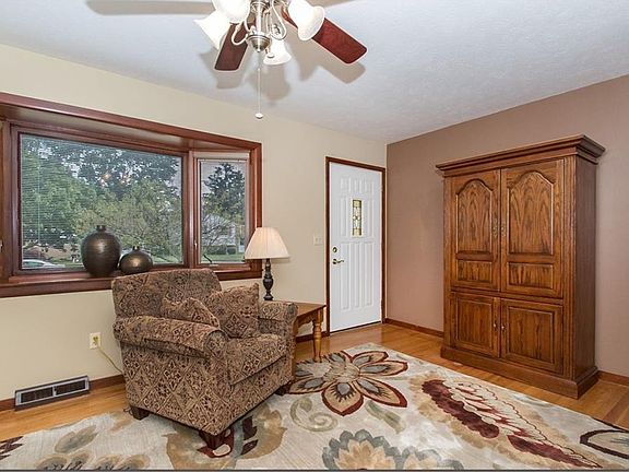 5th image of 865 Hollywood Dr