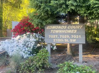 7027 210th St SW APT B, Lynnwood, WA 98036