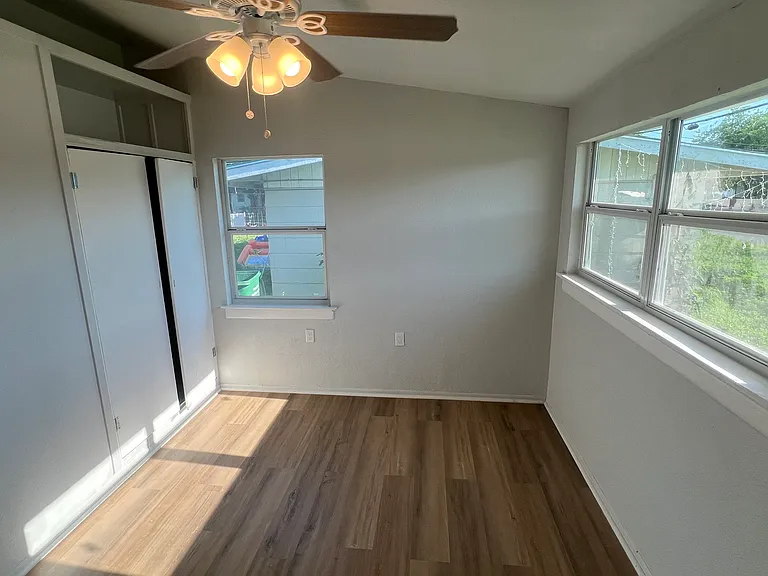 1330 N General McMullen Dr — Photo 6