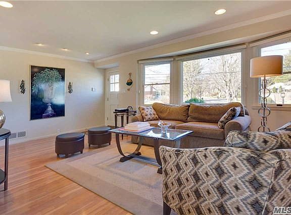 5th image of 15 Meredith Dr