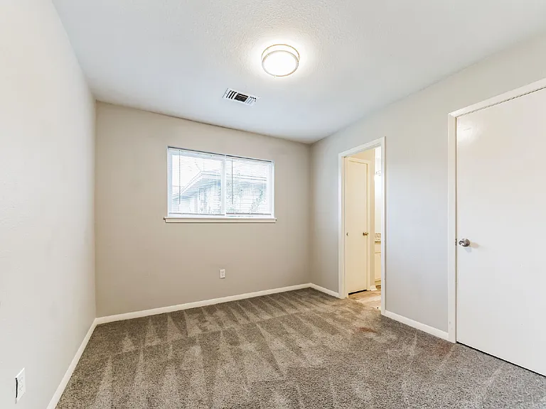 700 Meadowglen Dr — Photo 29