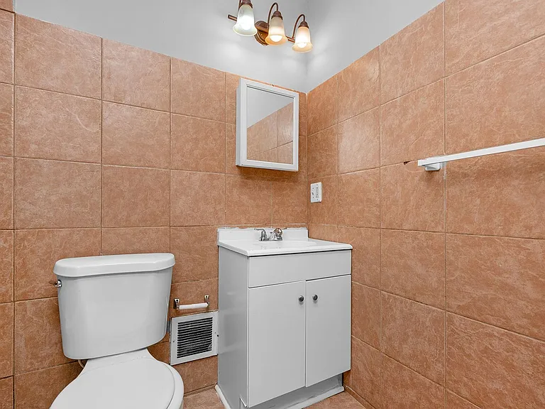 1562 N Woodyear St — Photo 24