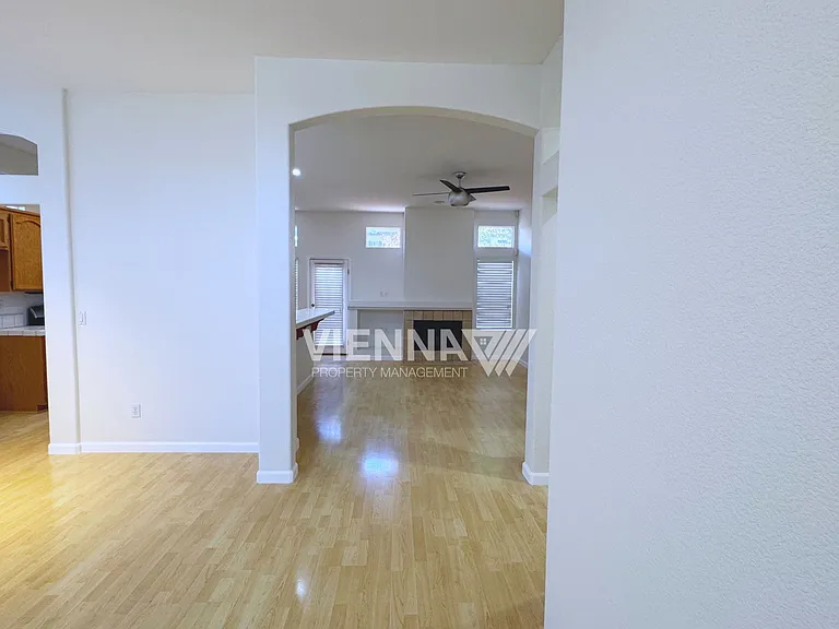 2736 Genesee Dr — Photo 6