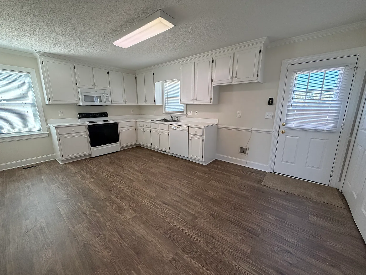 3 bed, 1334 sqft, $1,595 — Photo 3
