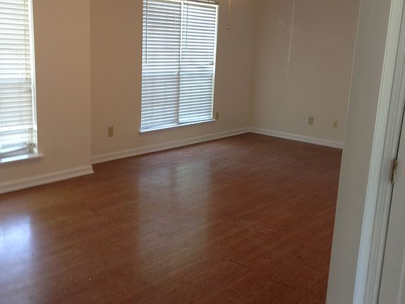 2nd image of 608 Saddlecreek Ct