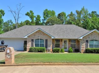 401 Shadow Wood Dr, Palestine, TX 75801