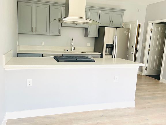 5th image of 3700 E Broadway #4