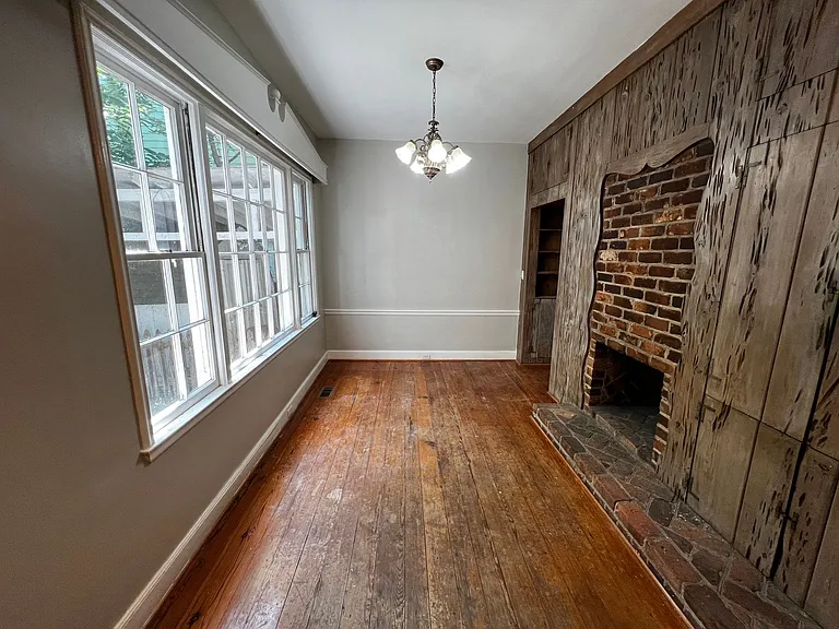 1022 Henderson St — Photo 6