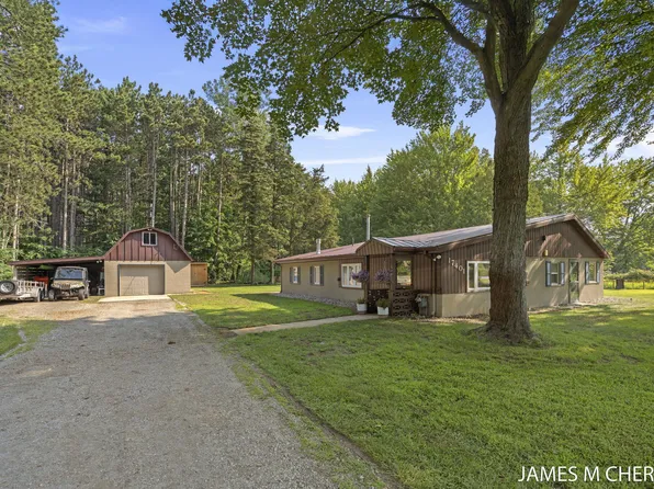 17401 Taft Rd, Spring Lake, MI 49456