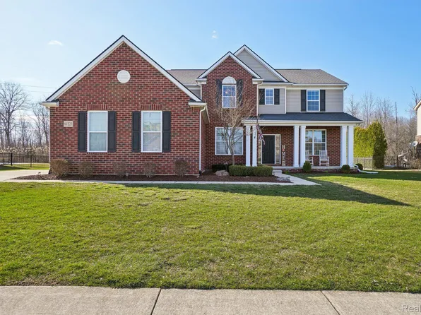 61223 Burningwood Dr, Washington, MI 48094