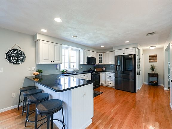 3rd image of 35 Christopher Dr