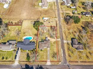 611 Light St, Anahuac, TX 77514