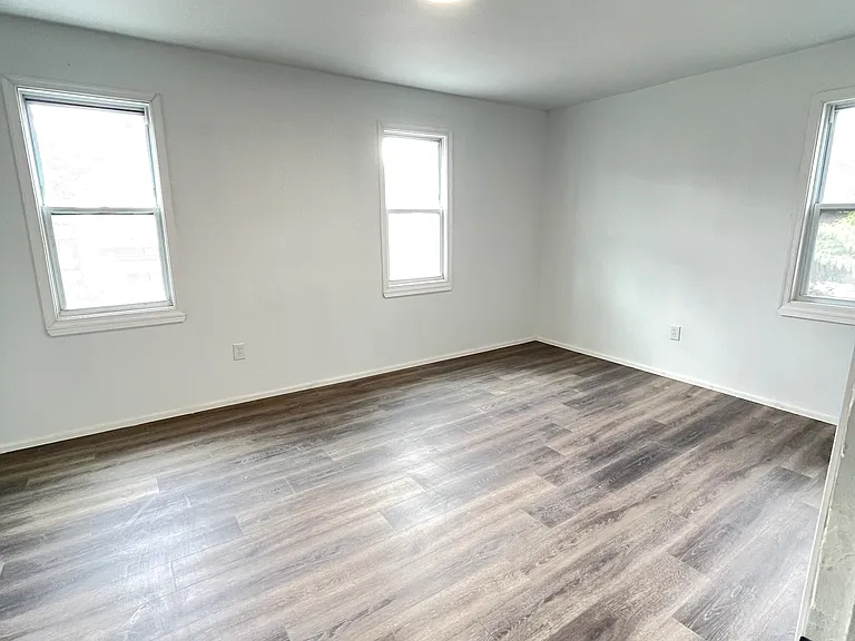 503 E State St — Photo 8