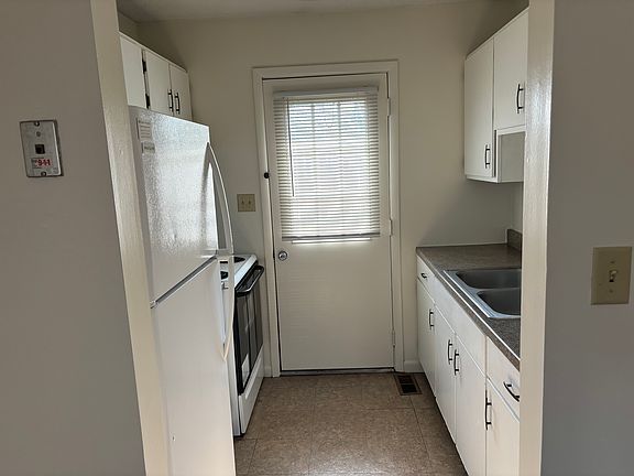 2nd image of 726 W Lake Ave #726