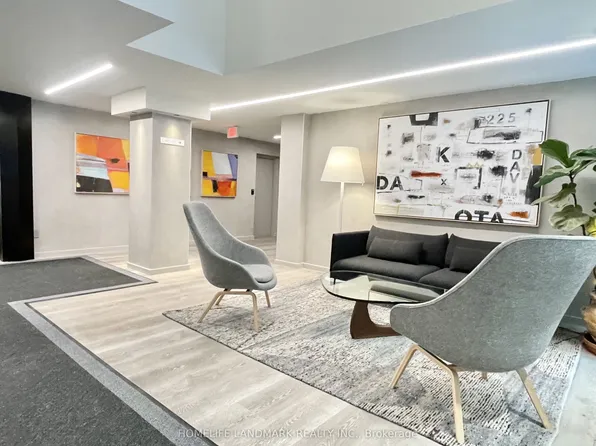 225 Davenport Rd #202, Toronto, ON M5R 3R2