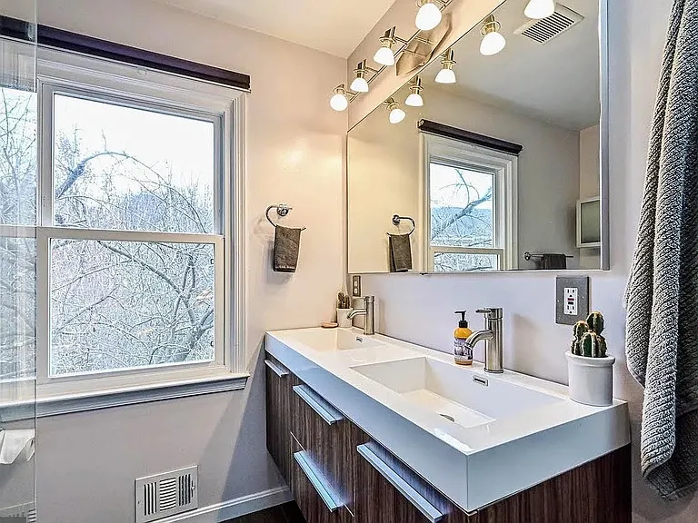 Primary En-suite Bathroom #1 w/ double vanity