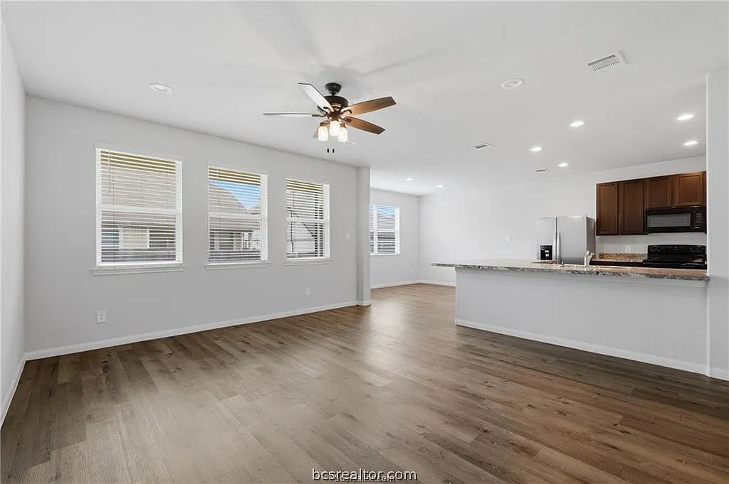 4 bed, 2.5 bath, 1947 sqft, $2,100 — Photo 2