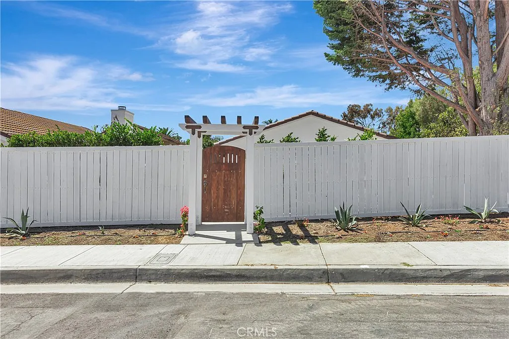 2 bed, 900 sqft, $4,500 — Photo 2