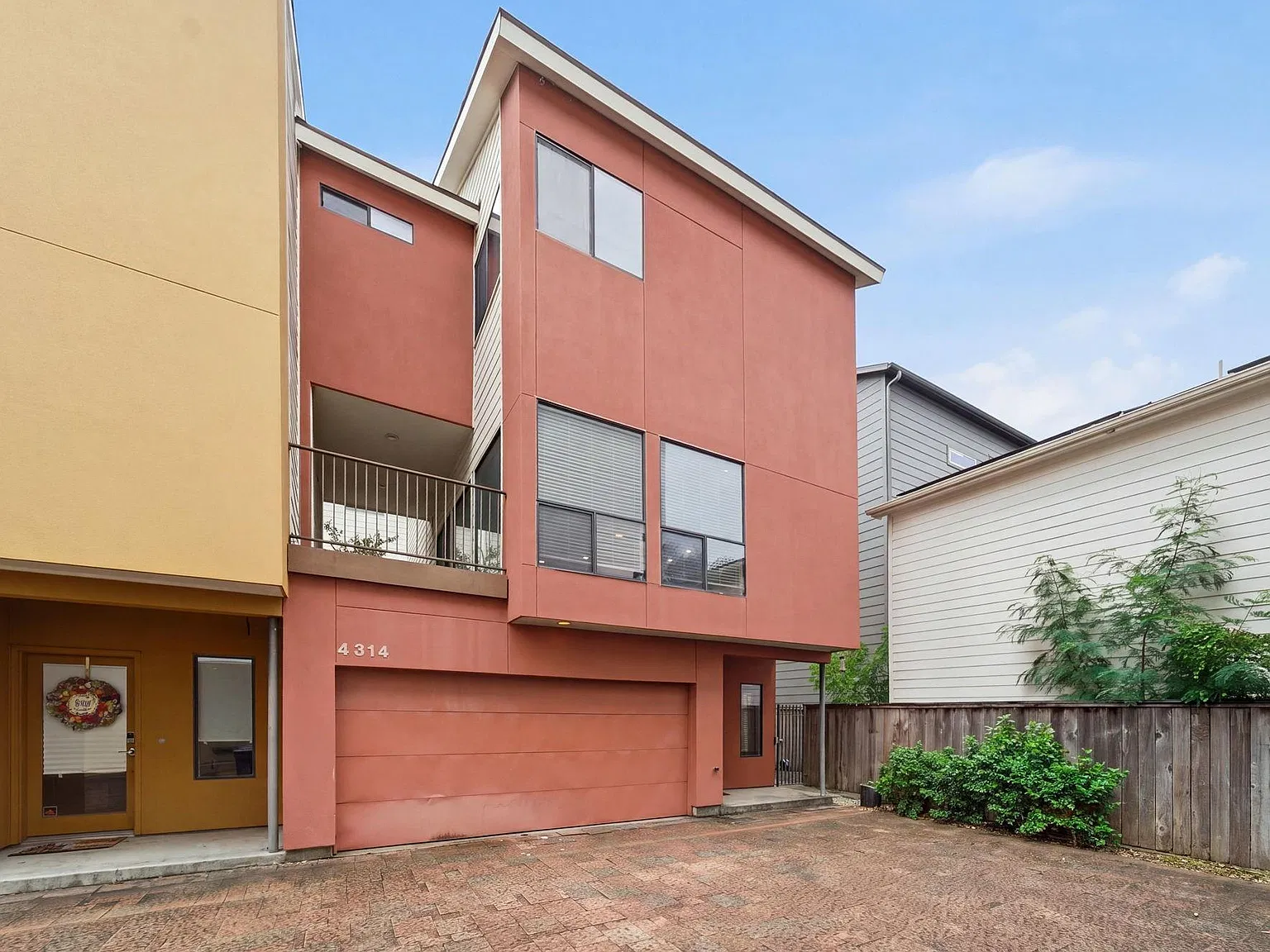 3 bed, 3.5 bath, 1824 sqft, $3,000 — Photo 2