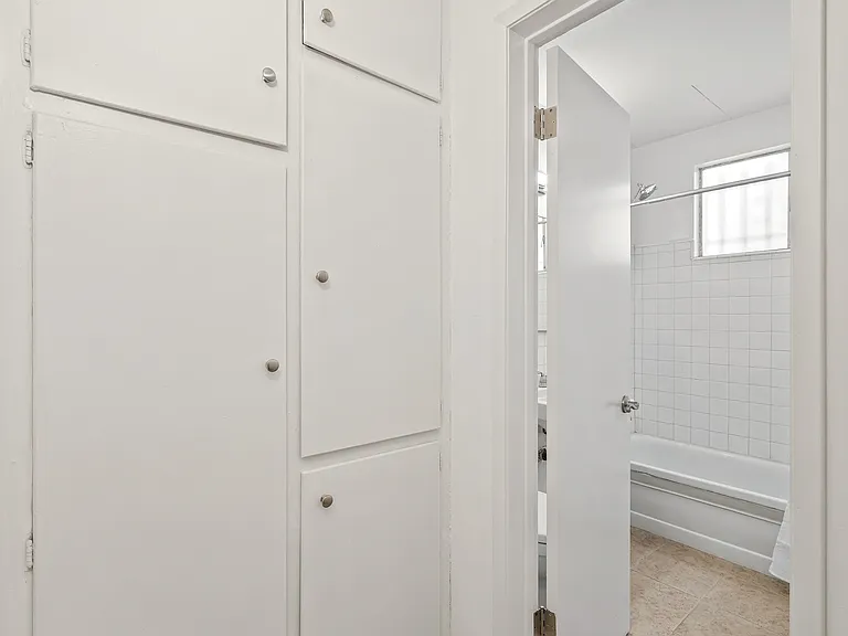 826 S Grand View St #1 — Photo 16