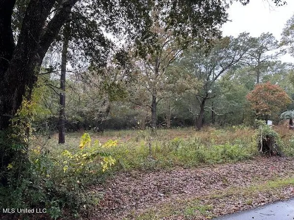 559 Meadow Ln, Waveland, MS 39576