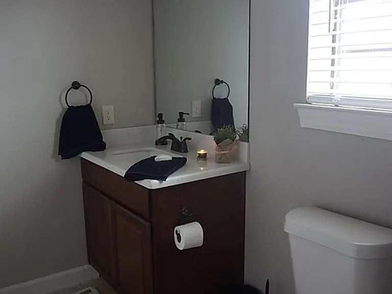 606 Sabine St — Photo 9