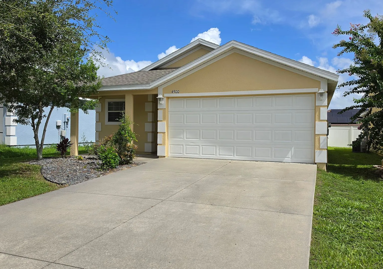 Charming 3-Bed, 2-Bath Home Near The Villages | Gated Community Living — Photo 1
