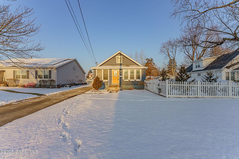 2nd image of 3021 Caroline Avenue