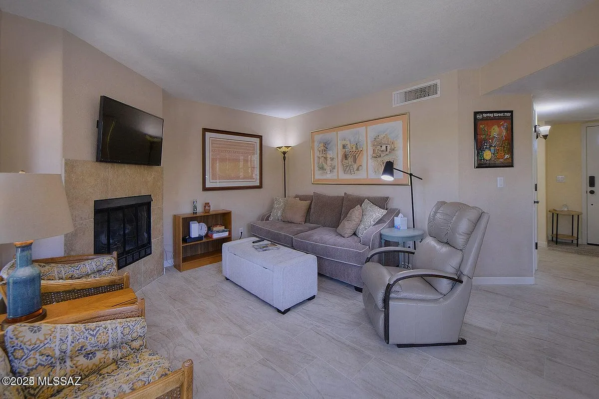 Building Photo - 6651 N Campbell Ave #281
