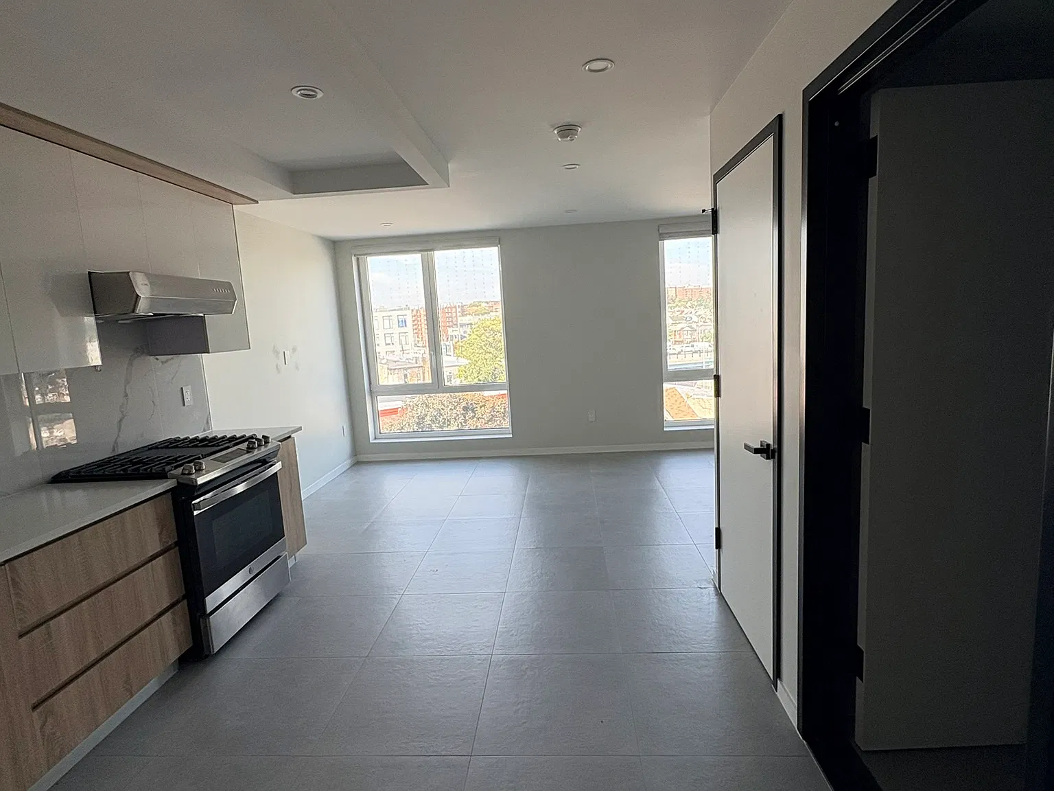 13277 Metropolitan Ave — Photo 3