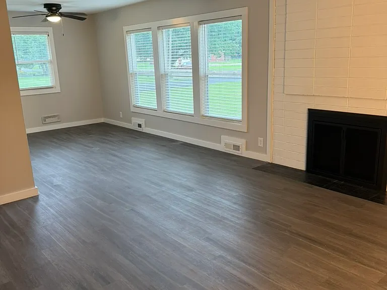391 Lakeview Dr — Photo 2