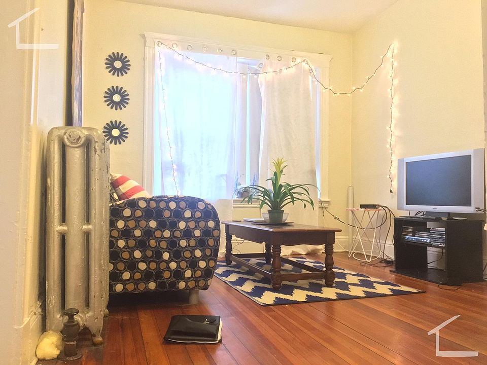 2nd image of 19 Mount Hood Rd APT 03