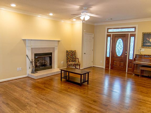 5th image of 202 Vista Wood Dr
