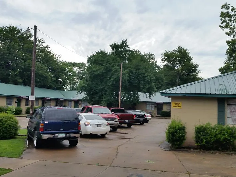 Oaklawn Apts