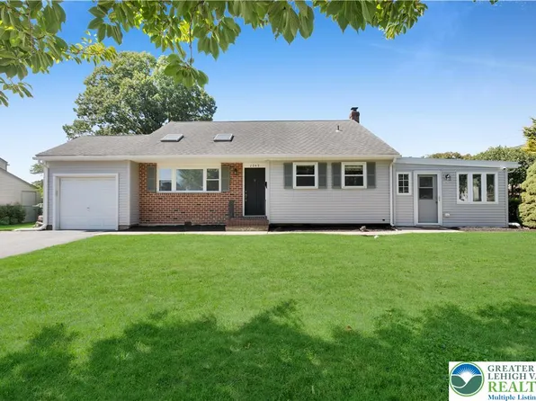 2049 Vista Dr, Bethlehem, PA 18018