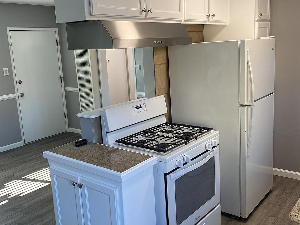 1st image of 231 Loma Ave APT 9