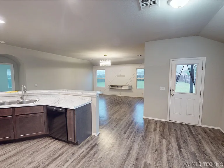 1240 E Richmond St — Photo 7