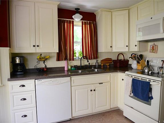 4th image of 35 Canterbury Ct