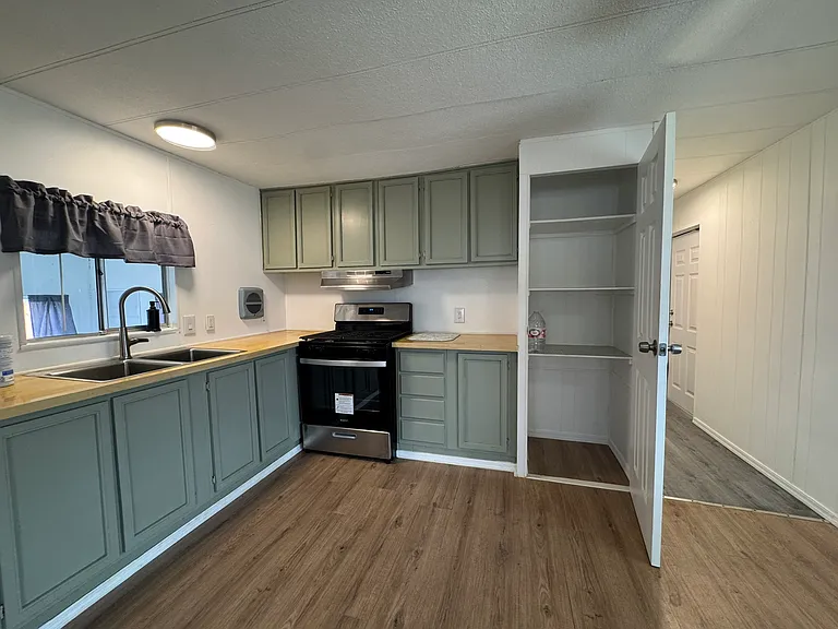 2145 Hermosa Dr — Photo 2