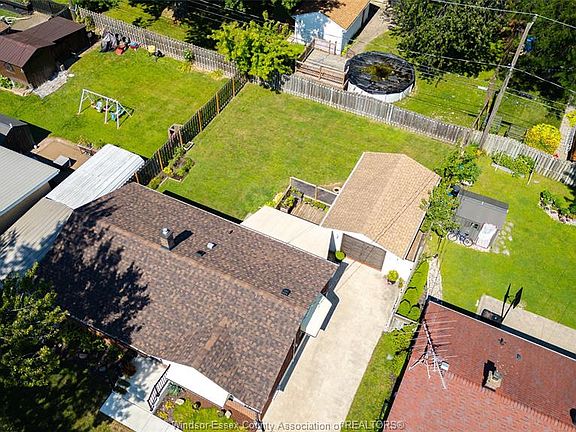 4th image of 3640 Charlevoix Ave