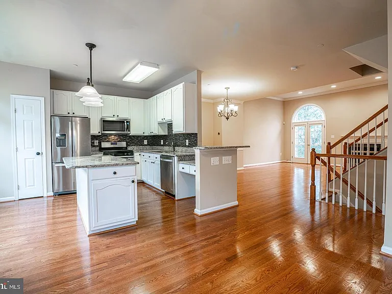 437 Clayton Ln — Photo 2
